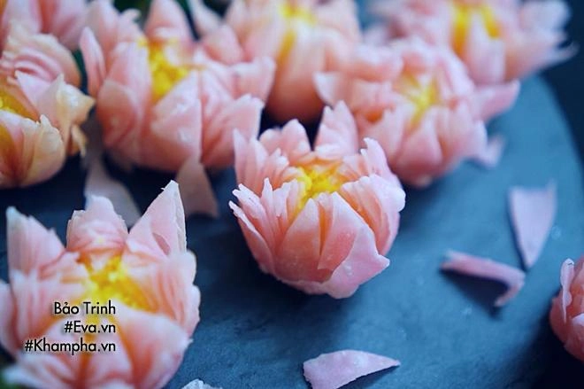 Gái xinh gợi ý cách làm bánh trung thu hoa sen chiên ngàn lớp đẹp mê mẩn hút nghìn like