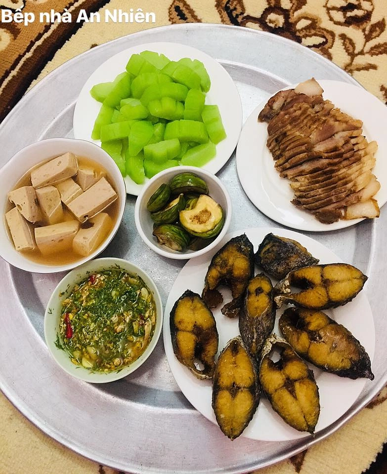 Gần 10 năm làm vợ 8x suốt ngày được chồng đi chợ nấu cơm chăm sóc như bà hoàng