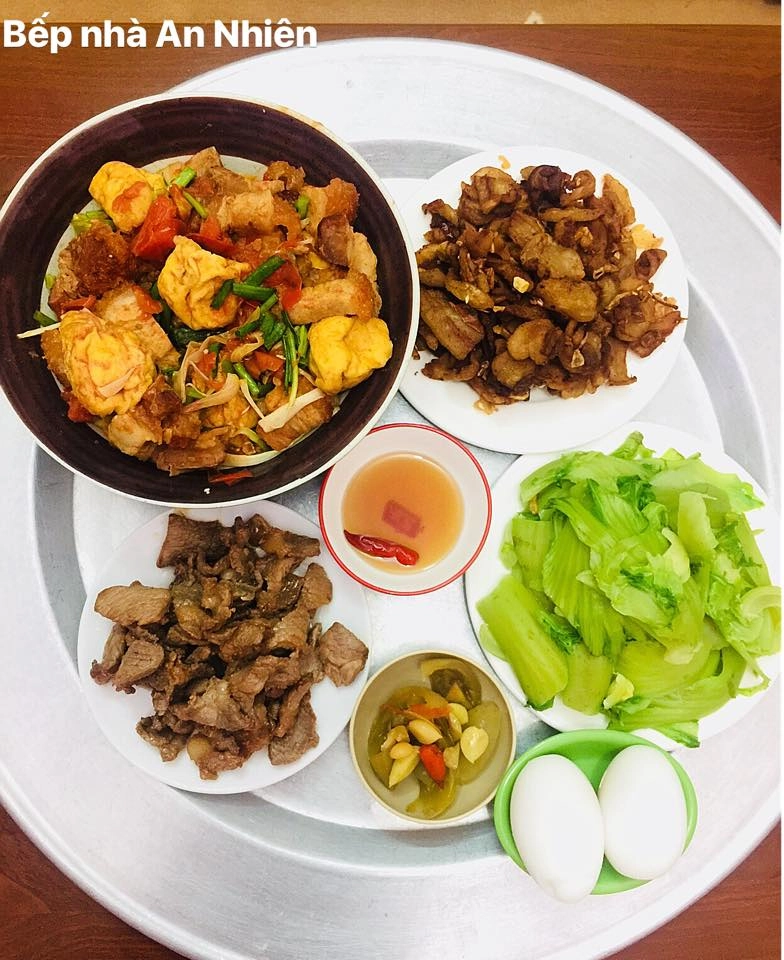 Gần 10 năm làm vợ 8x suốt ngày được chồng đi chợ nấu cơm chăm sóc như bà hoàng