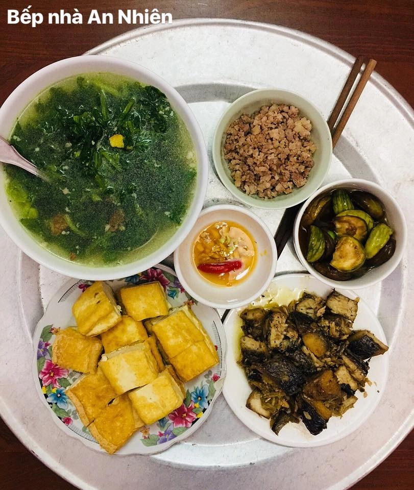 Gần 10 năm làm vợ 8x suốt ngày được chồng đi chợ nấu cơm chăm sóc như bà hoàng