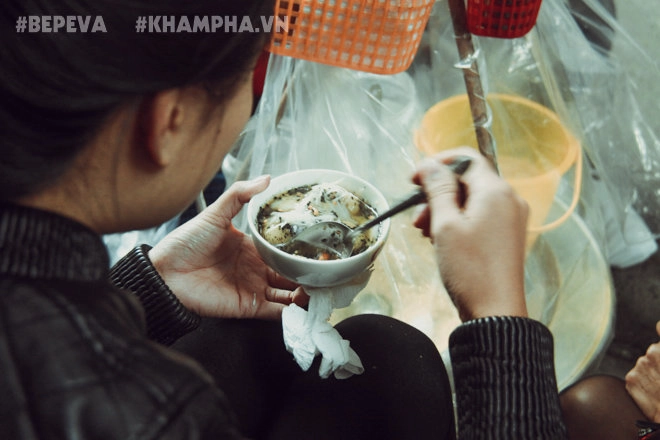Gánh bánh trôi tàu nóng hổi đông khách dù hà nội lạnh lắm vẫn chấp nhận đứng để thưởng thức