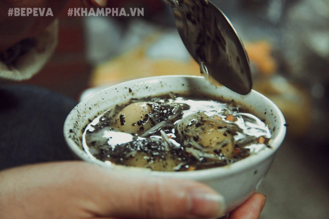 Gánh bánh trôi tàu nóng hổi đông khách dù hà nội lạnh lắm vẫn chấp nhận đứng để thưởng thức