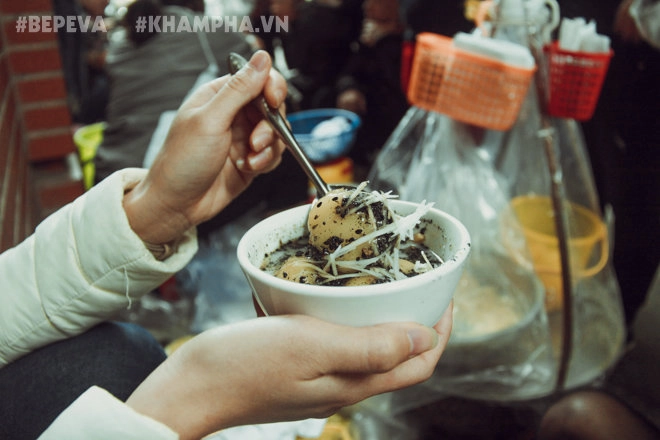 Gánh bánh trôi tàu nóng hổi đông khách dù hà nội lạnh lắm vẫn chấp nhận đứng để thưởng thức