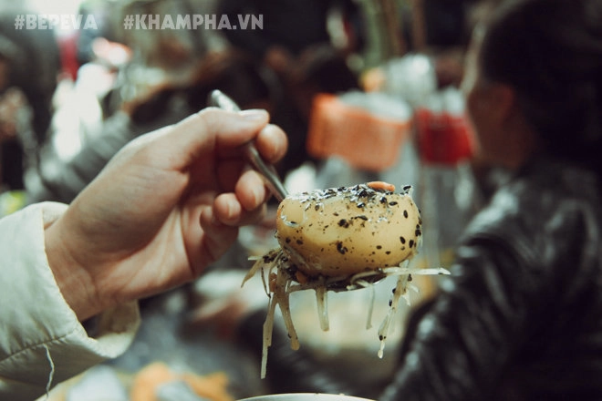 Gánh bánh trôi tàu nóng hổi đông khách dù hà nội lạnh lắm vẫn chấp nhận đứng để thưởng thức