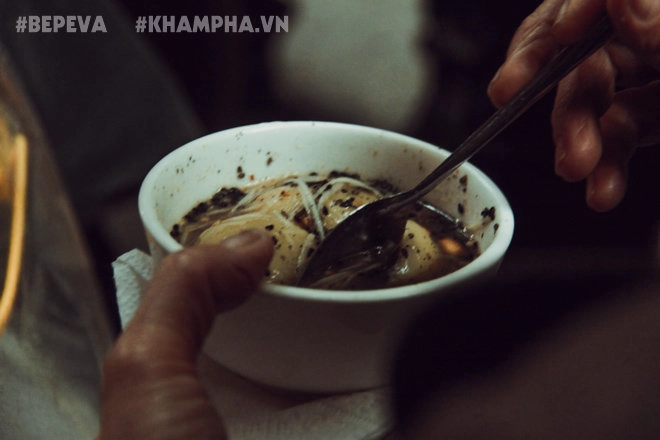 Gánh bánh trôi tàu nóng hổi đông khách dù hà nội lạnh lắm vẫn chấp nhận đứng để thưởng thức