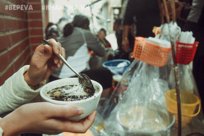 Gánh bánh trôi tàu nóng hổi đông khách dù hà nội lạnh lắm vẫn chấp nhận đứng để thưởng thức