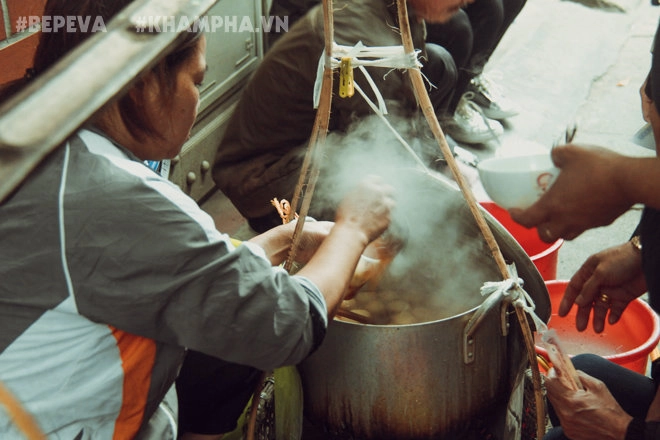 Gánh bánh trôi tàu nóng hổi đông khách dù hà nội lạnh lắm vẫn chấp nhận đứng để thưởng thức