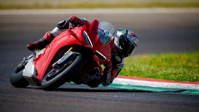 Gắp đôi trên panigale v4 2025 chắc chắn không đẹp nhưng liệu có tốt hơn gắp đơn pro-arm trước đây