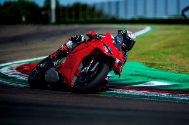 Gắp đôi trên panigale v4 2025 chắc chắn không đẹp nhưng liệu có tốt hơn gắp đơn pro-arm trước đây
