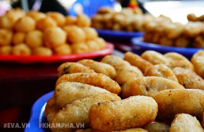 Ghé hàng bánh rán mặn vỉa hè phố nhà chung với cách ăn có một không hai