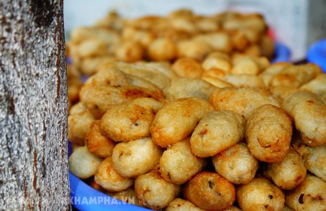 Ghé hàng bánh rán mặn vỉa hè phố nhà chung với cách ăn có một không hai