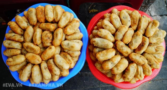 Ghé hàng bánh rán mặn vỉa hè phố nhà chung với cách ăn có một không hai