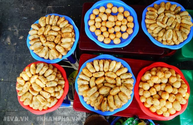 Ghé hàng bánh rán mặn vỉa hè phố nhà chung với cách ăn có một không hai