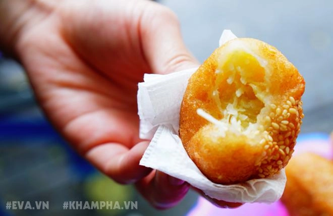 Ghé hàng bánh rán mặn vỉa hè phố nhà chung với cách ăn có một không hai