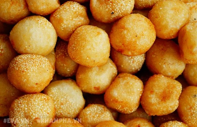 Ghé hàng bánh rán mặn vỉa hè phố nhà chung với cách ăn có một không hai