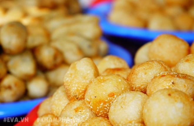 Ghé hàng bánh rán mặn vỉa hè phố nhà chung với cách ăn có một không hai