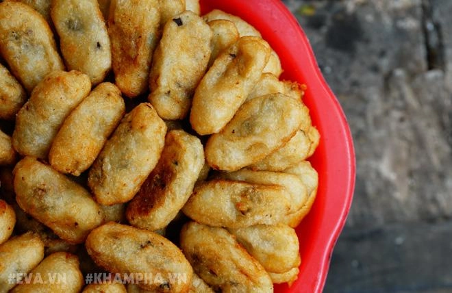 Ghé hàng bánh rán mặn vỉa hè phố nhà chung với cách ăn có một không hai