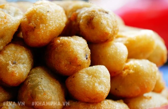 Ghé hàng bánh rán mặn vỉa hè phố nhà chung với cách ăn có một không hai