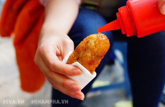 Ghé hàng bánh rán mặn vỉa hè phố nhà chung với cách ăn có một không hai