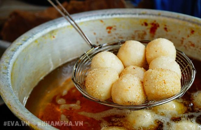 Ghé hàng bánh rán mặn vỉa hè phố nhà chung với cách ăn có một không hai