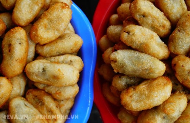 Ghé hàng bánh rán mặn vỉa hè phố nhà chung với cách ăn có một không hai
