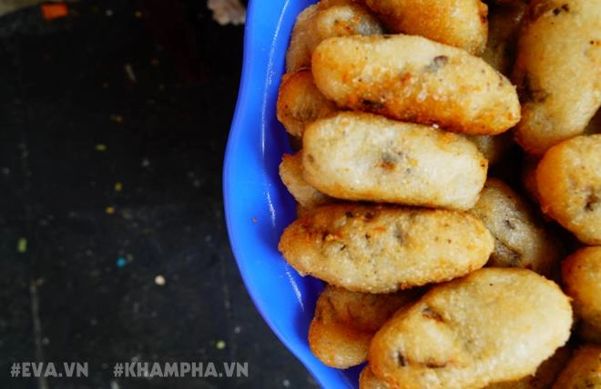 Ghé hàng bánh rán mặn vỉa hè phố nhà chung với cách ăn có một không hai