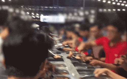 Giành giật xô đẩy ăn buffet miễn phí ở cần thơ đã hết thời ăn trông nồi ngồi trông hướng