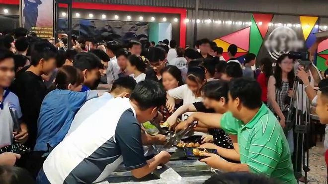 Giành giật xô đẩy ăn buffet miễn phí ở cần thơ đã hết thời ăn trông nồi ngồi trông hướng