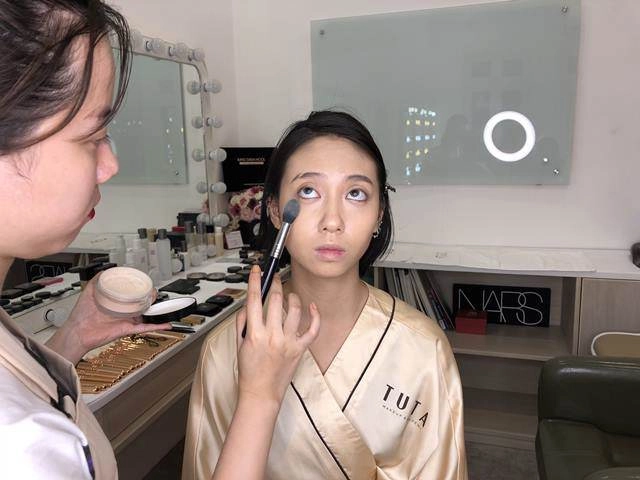Giấu nhẹm gò má cao khó ưa bằng cách cực kì đơn giản nàng nào vụng lắm cũng làm được