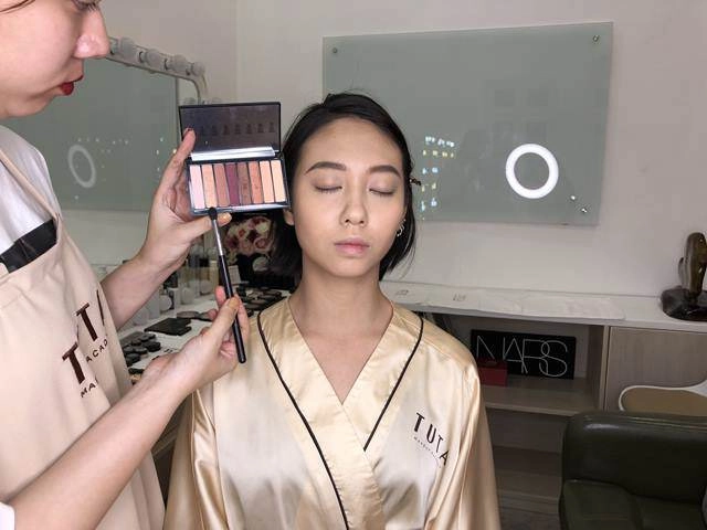 Giấu nhẹm gò má cao khó ưa bằng cách cực kì đơn giản nàng nào vụng lắm cũng làm được