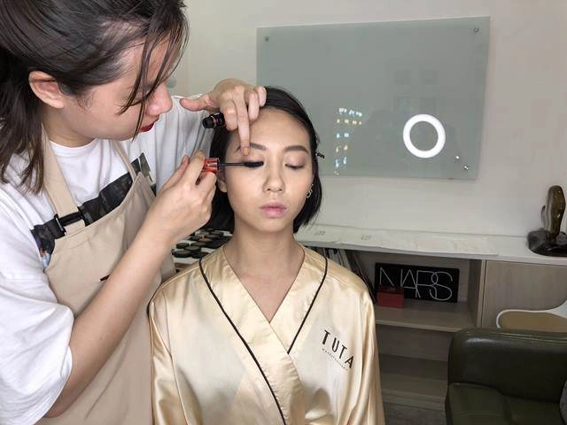 Giấu nhẹm gò má cao khó ưa bằng cách cực kì đơn giản nàng nào vụng lắm cũng làm được