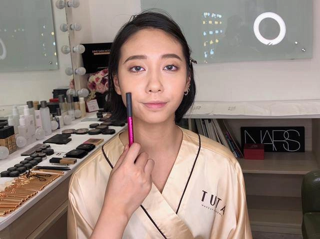 Giấu nhẹm gò má cao khó ưa bằng cách cực kì đơn giản nàng nào vụng lắm cũng làm được