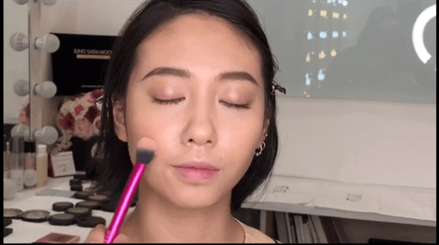 Giấu nhẹm gò má cao khó ưa bằng cách cực kì đơn giản nàng nào vụng lắm cũng làm được