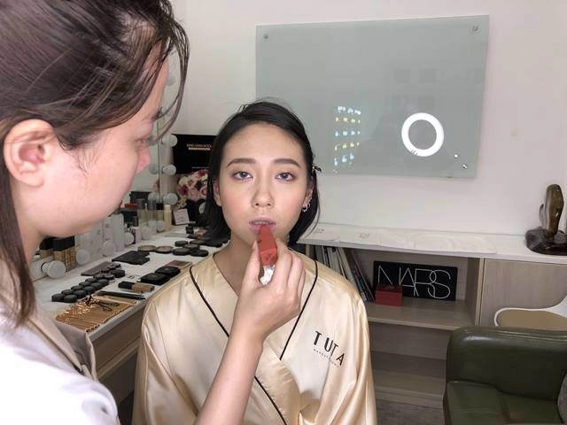 Giấu nhẹm gò má cao khó ưa bằng cách cực kì đơn giản nàng nào vụng lắm cũng làm được