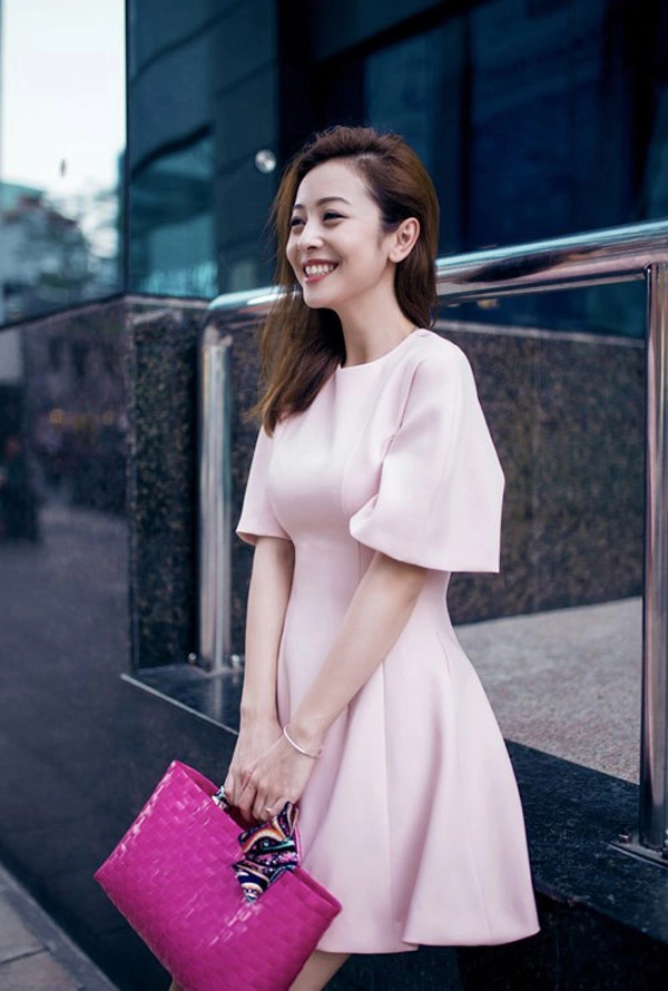 giàu nứt vách nhưng ngọc nữ tăng thanh hà vẫn xách túi có vài chục ngàn đồng