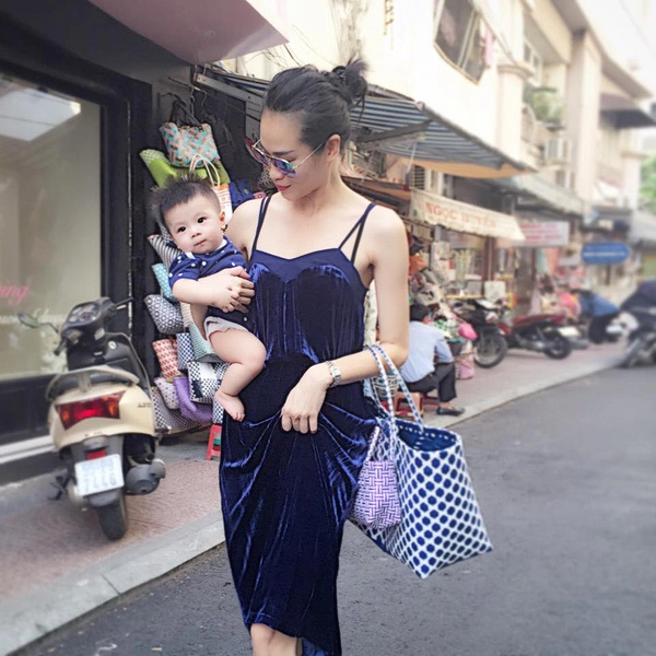 giàu nứt vách nhưng ngọc nữ tăng thanh hà vẫn xách túi có vài chục ngàn đồng