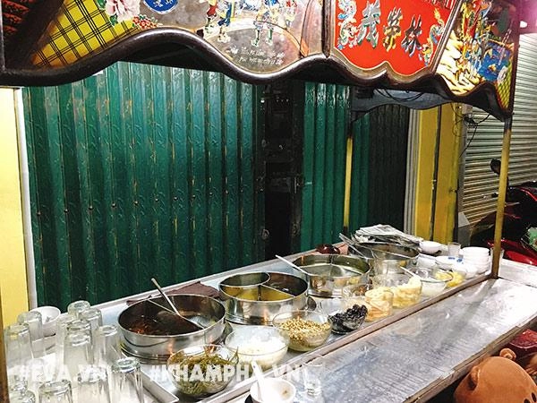 Giữa cơn lốc trà sữa sài gòn vẫn có một xe chè tàu 60 năm mỗi đêm bán trăm ly