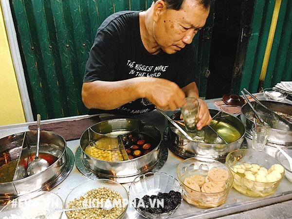 Giữa cơn lốc trà sữa sài gòn vẫn có một xe chè tàu 60 năm mỗi đêm bán trăm ly