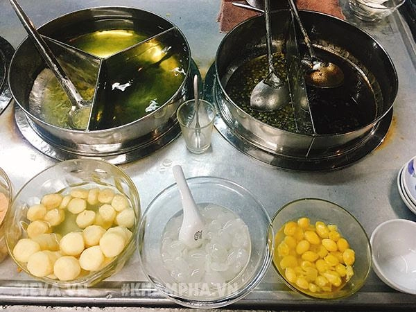 Giữa cơn lốc trà sữa sài gòn vẫn có một xe chè tàu 60 năm mỗi đêm bán trăm ly