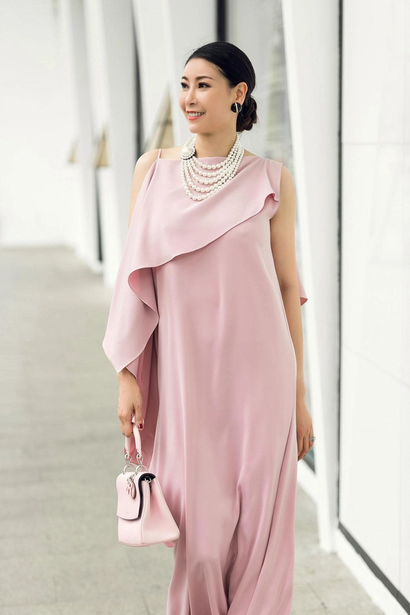 H hen niê và hà kiều anh đẹp bất phân thắng bại với váy bất đối xứng