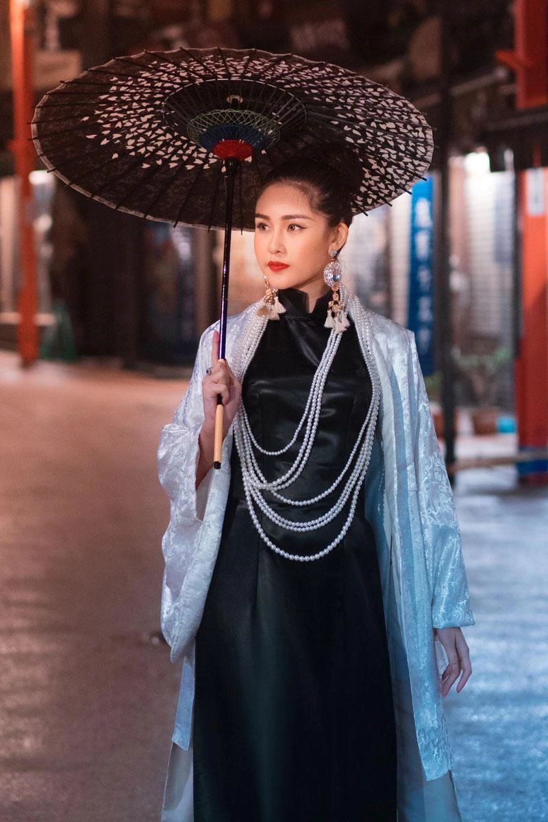 H hen niê và hà kiều anh đẹp bất phân thắng bại với váy bất đối xứng