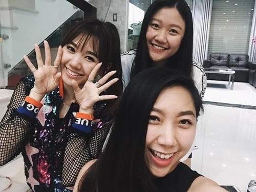 Hai cô em gái cười duyên y hệt trấn thành thân thiết với chị dâu hari won là ai