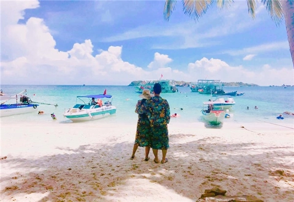 Hai cô em gái cười duyên y hệt trấn thành thân thiết với chị dâu hari won là ai