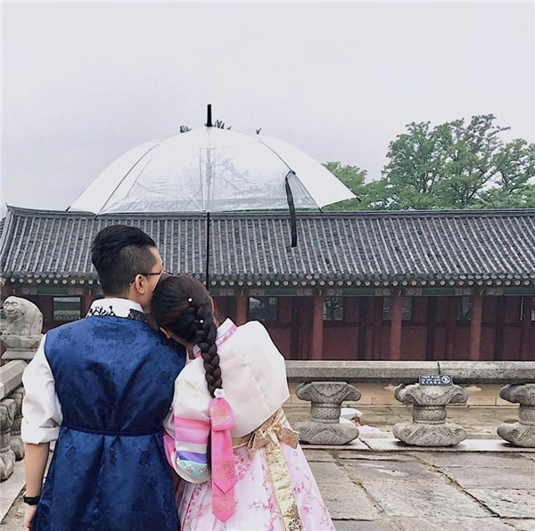 Hai cô em gái cười duyên y hệt trấn thành thân thiết với chị dâu hari won là ai