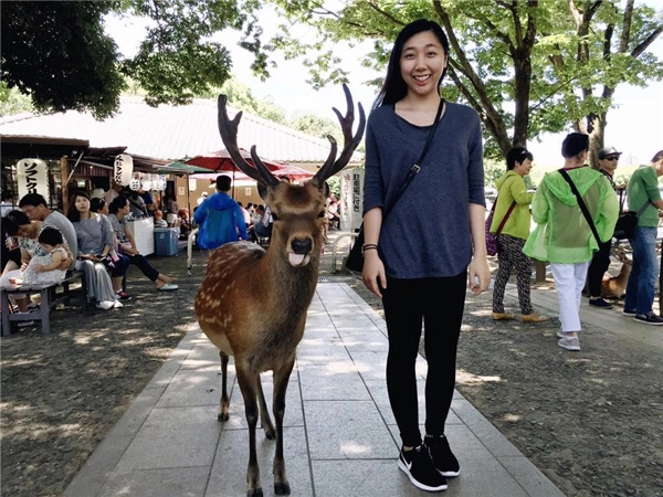 Hai cô em gái cười duyên y hệt trấn thành thân thiết với chị dâu hari won là ai