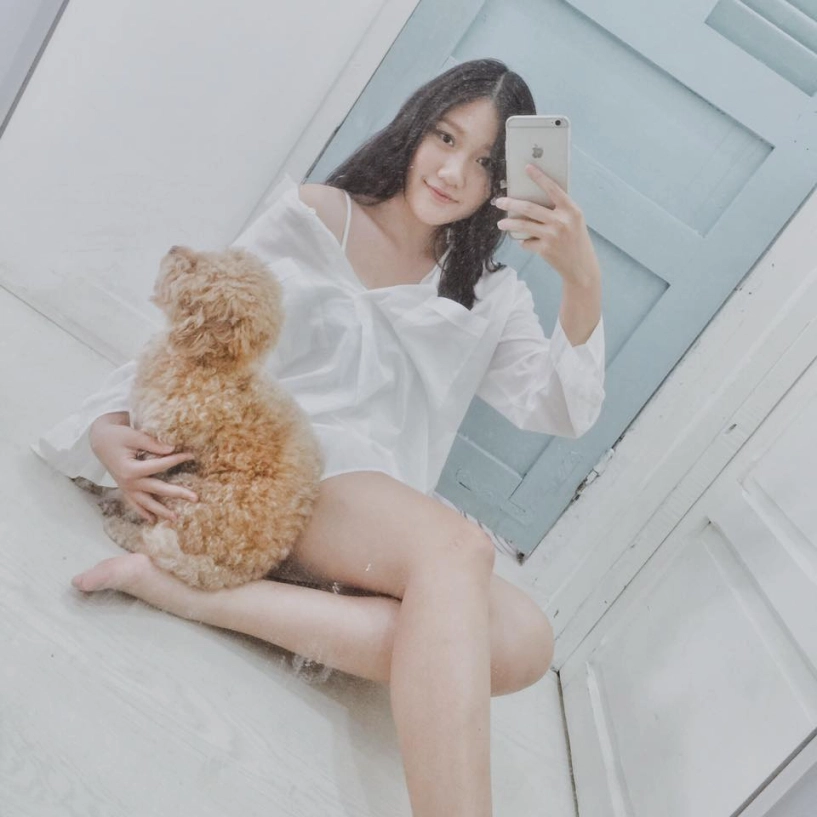 Hai cô em gái cười duyên y hệt trấn thành thân thiết với chị dâu hari won là ai