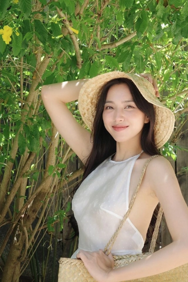 Hai vật bất ly thân giúp làm đẹp da của hoa hậu vừa dính tin đồn sắp làm vợ quang linh vlog