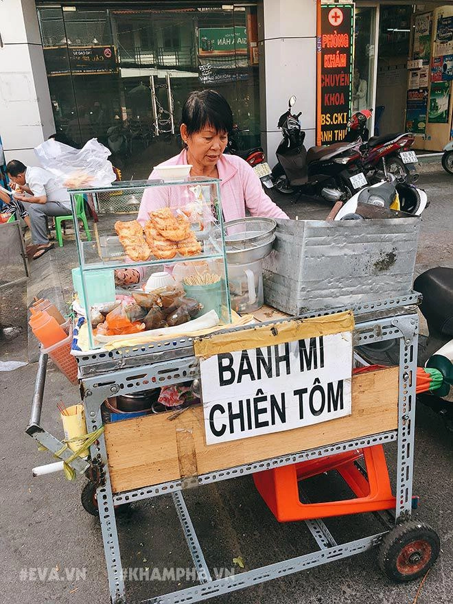 Hàng bánh mì chiên tôm 10 nghìnchiếc thơm nức mũi khu phố tây sài thành