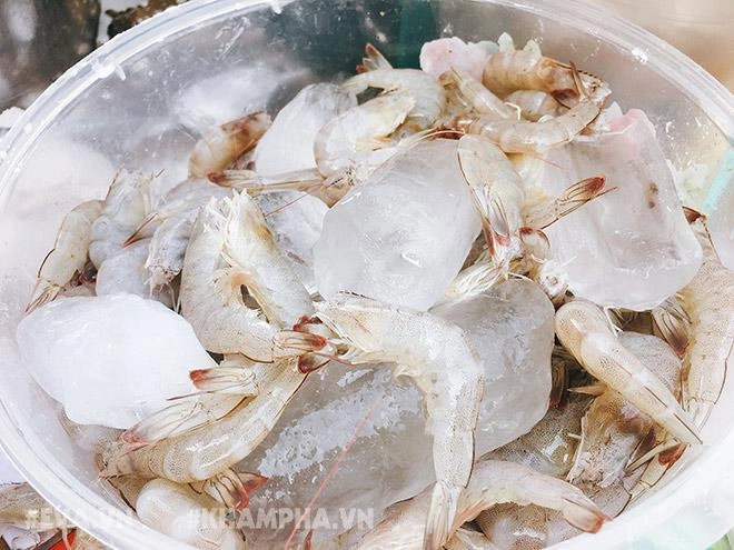 Hàng bánh mì chiên tôm 10 nghìnchiếc thơm nức mũi khu phố tây sài thành