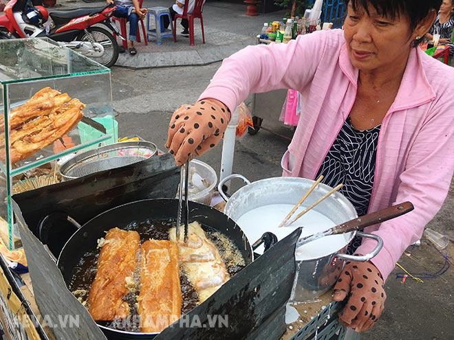 Hàng bánh mì chiên tôm 10 nghìnchiếc thơm nức mũi khu phố tây sài thành